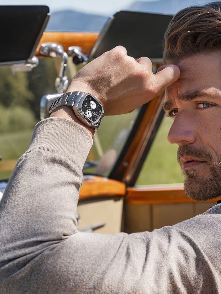 Το Glashütte Original Seventies Chronograph XV στον καρπό με ενσωματωμένο ατσάλινο μπρασελέ