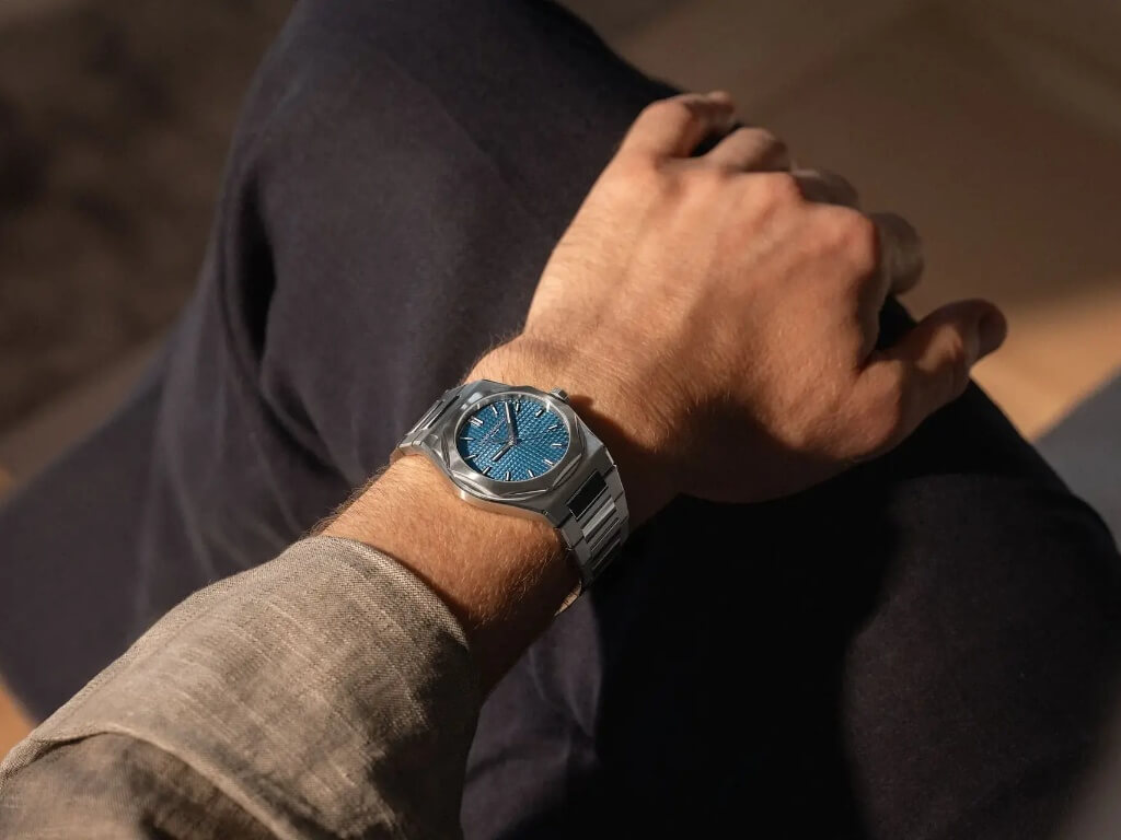 Girard-Perregaux Laureato Fifty 39mm με μπλε καντράν φορεμένο