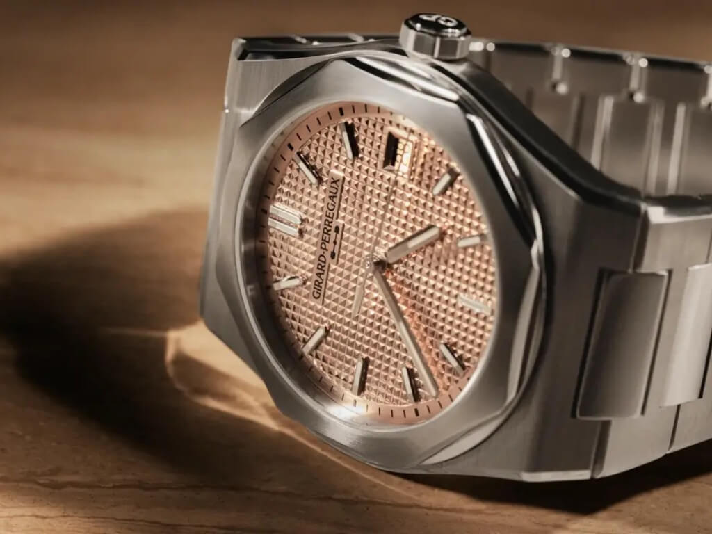 Girard-Perregaux Laureato Fifty 39mm με χρυσή απόχρωση στο μοτίβο Cloud de Paris