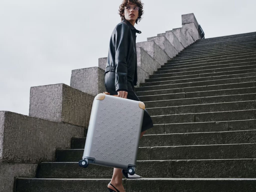 Όταν το Monogram γίνεται δομικό στοιχείο: η νέα Horizon Aluminum της Louis Vuitton