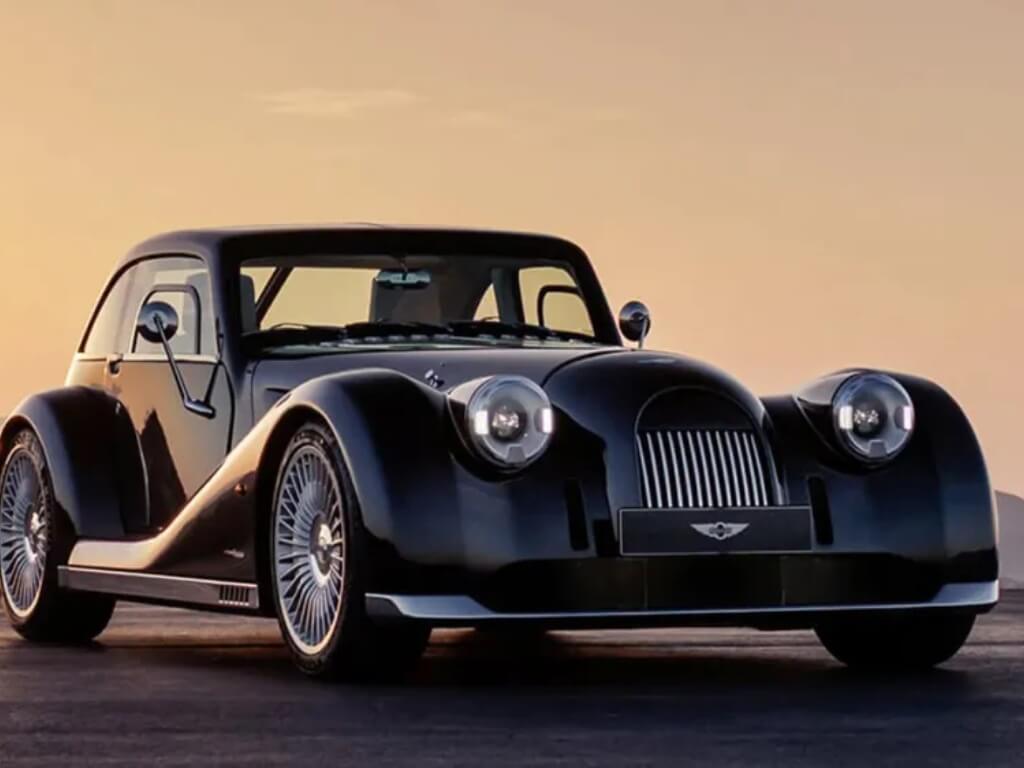 Πλευρική άποψη Morgan Midsummer Coupé με μακρύ καπό και χαμηλό αμάξωμα