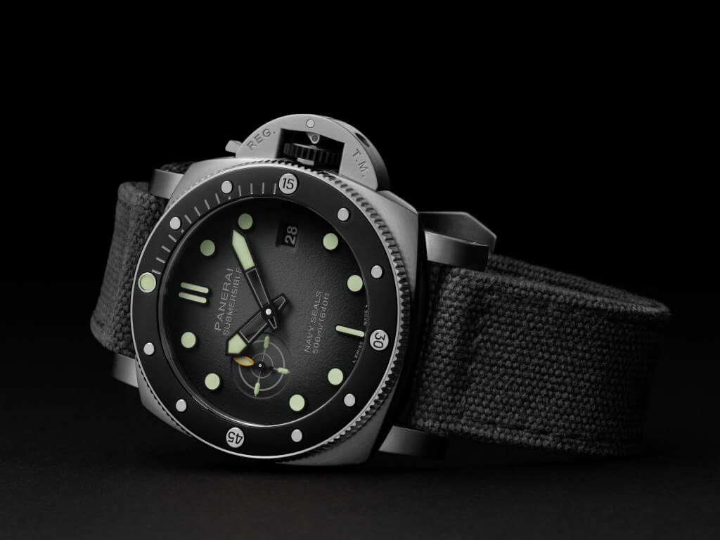 Panerai Submersible Navy SEALs PAM01738 καταδυτικό ρολόι 44mm με μαύρη στεφάνη και ανθρακί καντράν