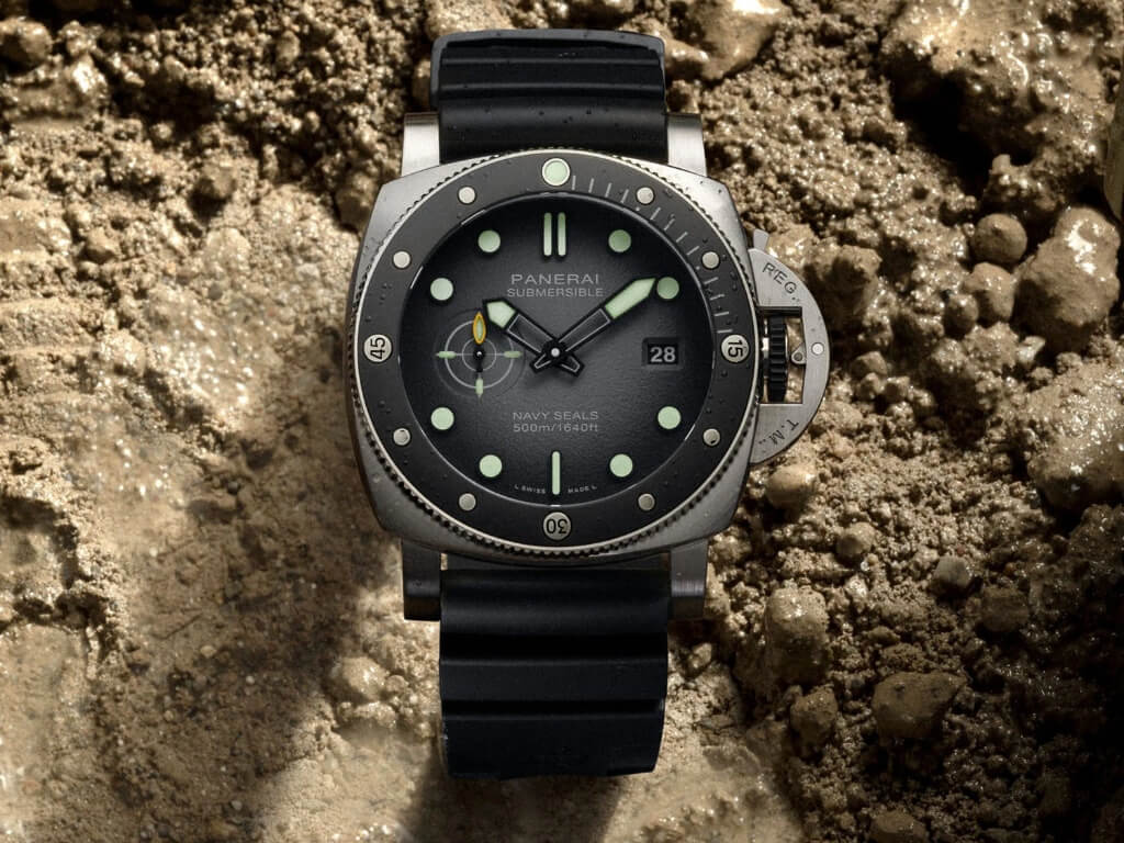 Λεπτομέρεια καντράν Panerai PAM01738 με Navy SEALs σχεδιαστικές αναφορές