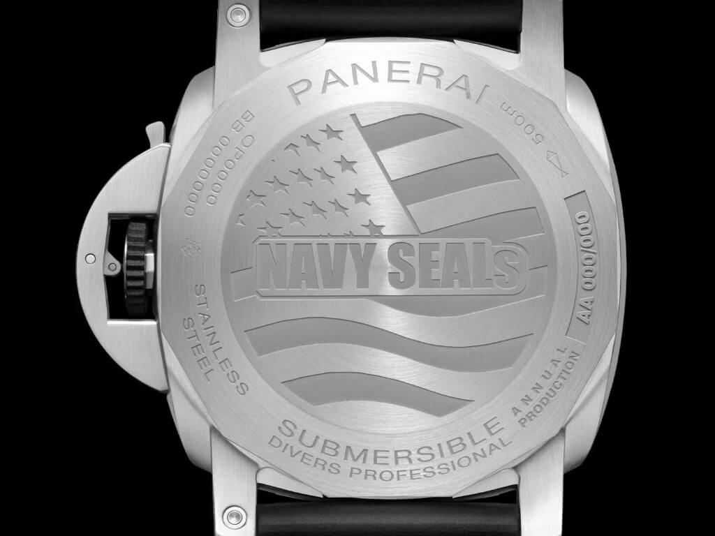 Πίσω μέρος Panerai PAM01738 με χαράξεις Navy SEALs και αμερικανική σημαία