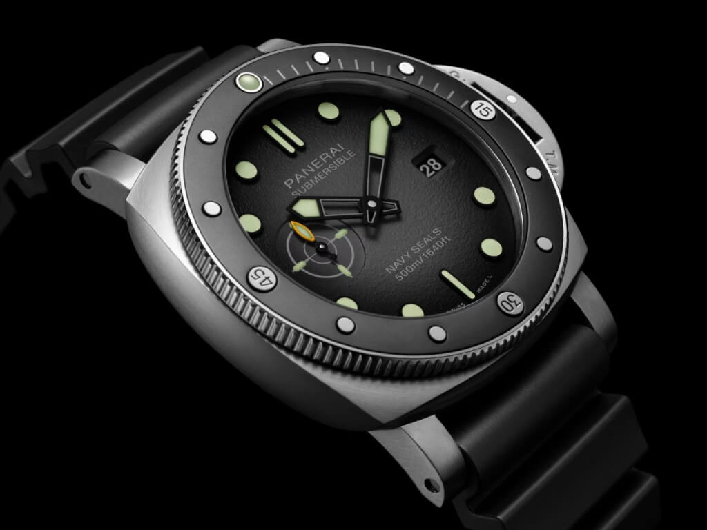 Πλάγια όψη κάσας Panerai Submersible PAM01738 με προστατευτικό μηχανισμό κορώνας