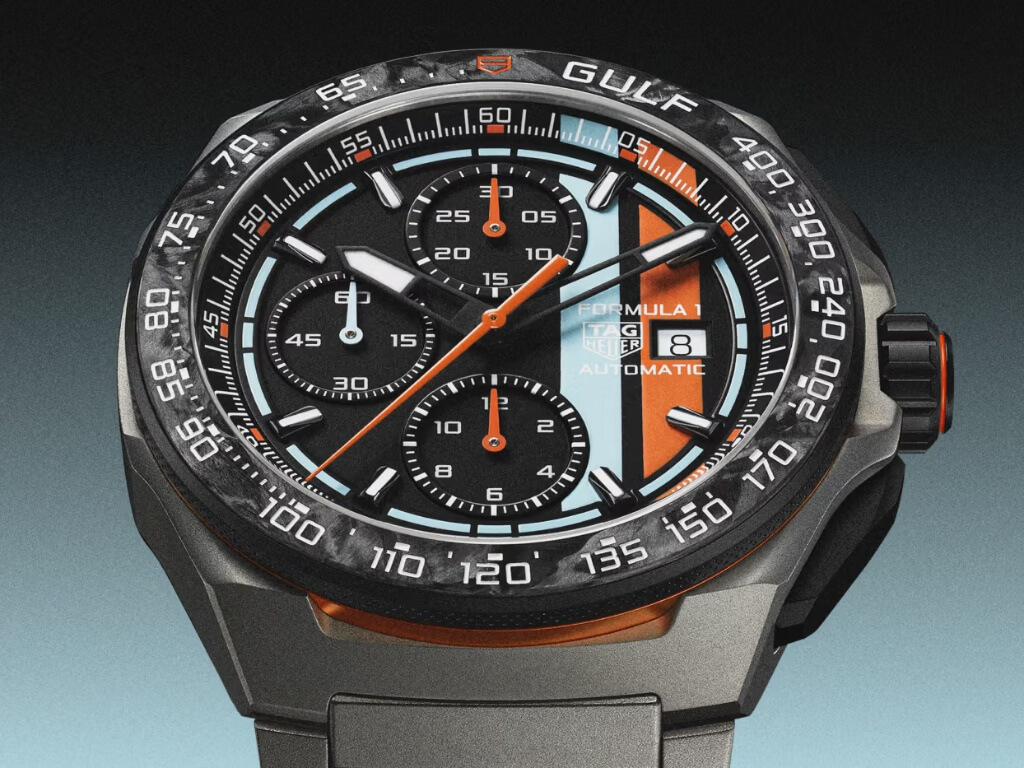 Close up του καντράν TAG Heuer Formula 1 x Gulf με πορτοκαλί κεντρικό δευτερολεπτοδείκτη και Super-LumiNova ενδείξεις