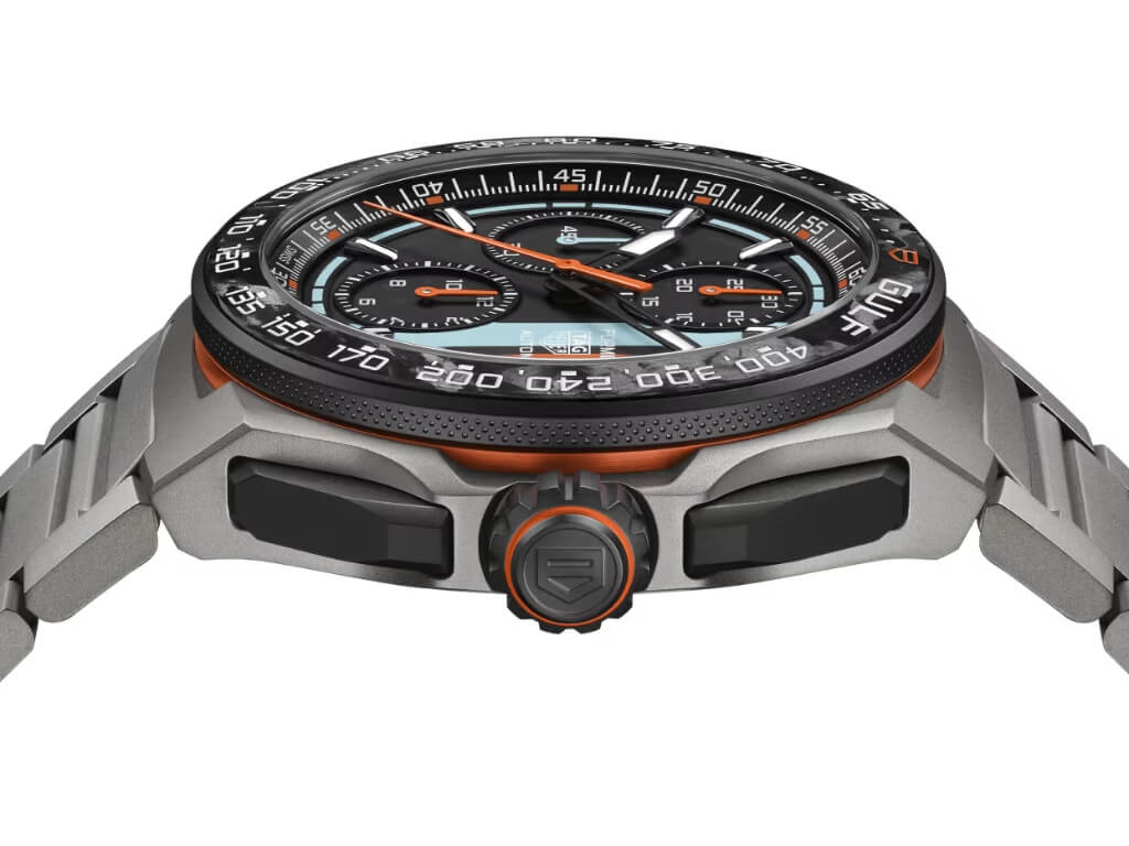 Πλευρική όψη TAG Heuer Formula 1 x Gulf με μαύρα DLC μπουτόν και πορτοκαλί δακτύλιο στη μεσαία κάσα