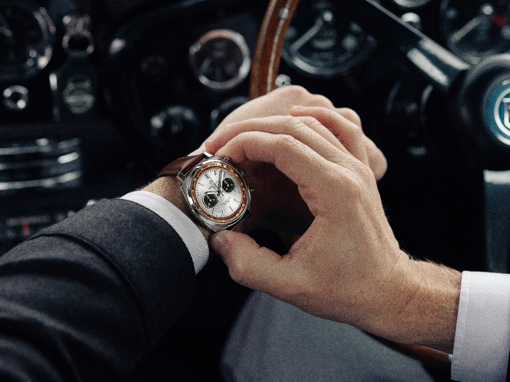 Breitling Top Time B01 από ανοξείδωτο ατσάλι με ασημί καντράν φορεμένο στο χέρι