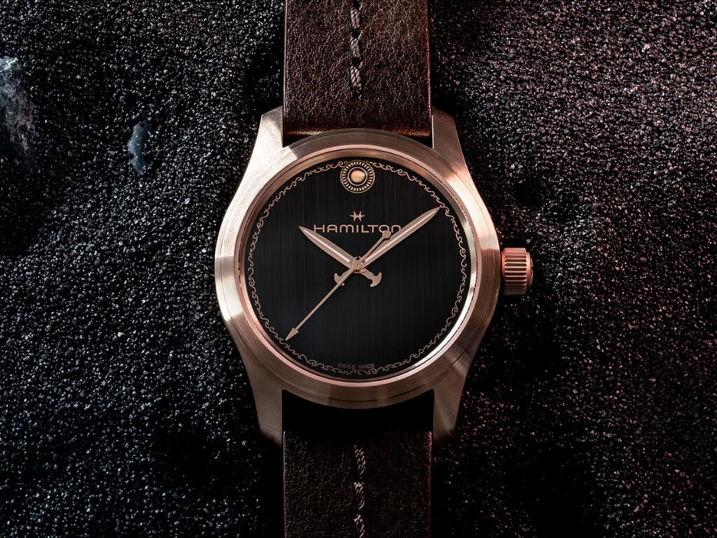 Λεπτομέρεια του καντράν του Hamilton Khaki Field Auto The Odyssey με μπρούτζινες λεπτομέρειες