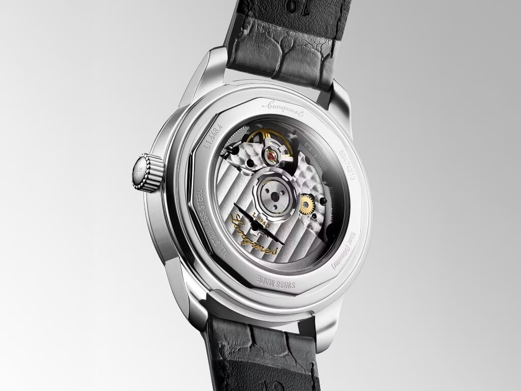Ο μηχανισμός Longines L896.5 μέσα από το διαφανές πίσω καπάκι