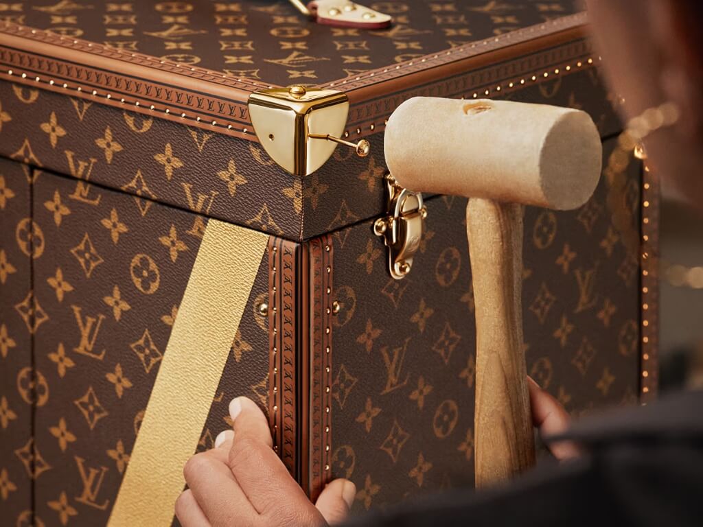 Επιχρυσωμένες ορειχάλκινες γωνίες του Louis Vuitton Trophy Trunk για το Παγκόσμιο Κύπελλο FIFA 2026.