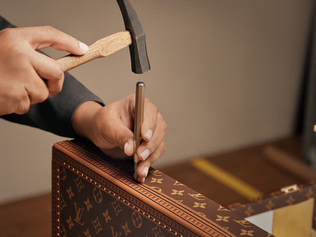 Τεχνίτης της Louis Vuitton κατασκευάζει χειροποίητα το Trophy Trunk στα εργαστήρια του Asnières.