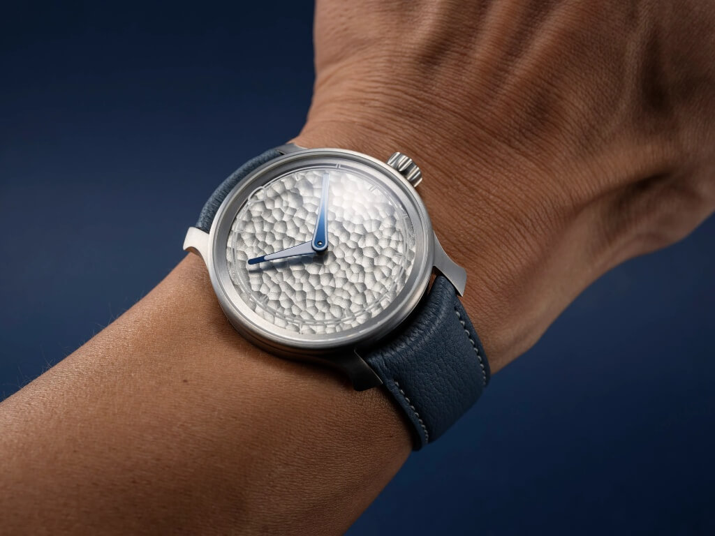 Το MING 37.06 Royal Selangor φορεμένο στον καρπό