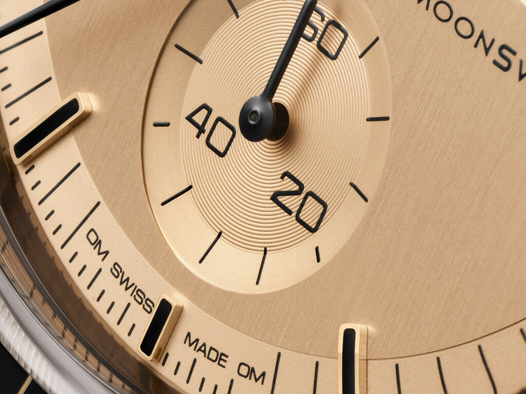 Λεπτομέρεια του χρυσού καντράν Moonshine Gold 18K στο συλλεκτικό MoonSwatch MISSION TO THE MOON 1969.
