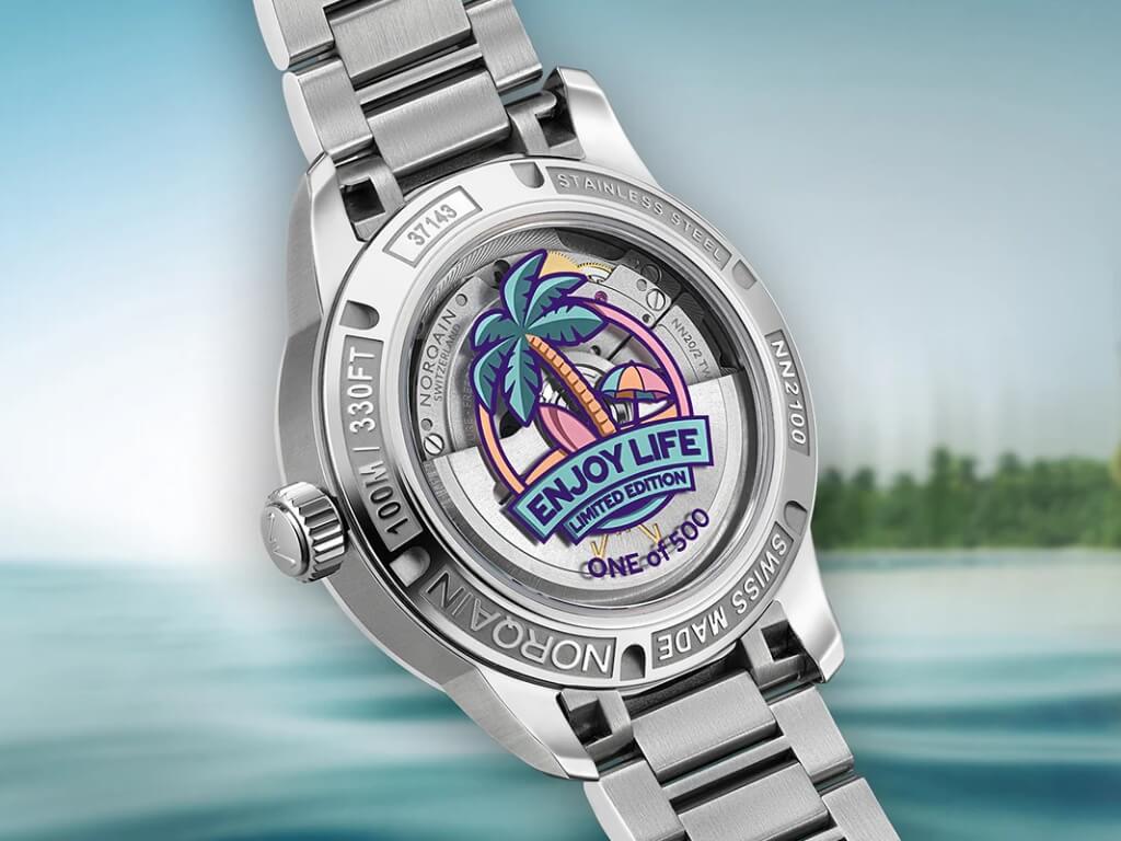Πίσω όψη του Norqain Freedom GMT Enjoy Life Holiday με τον μηχανισμό NN20/2 ορατό μέσω κρυστάλλου σαπφείρου
