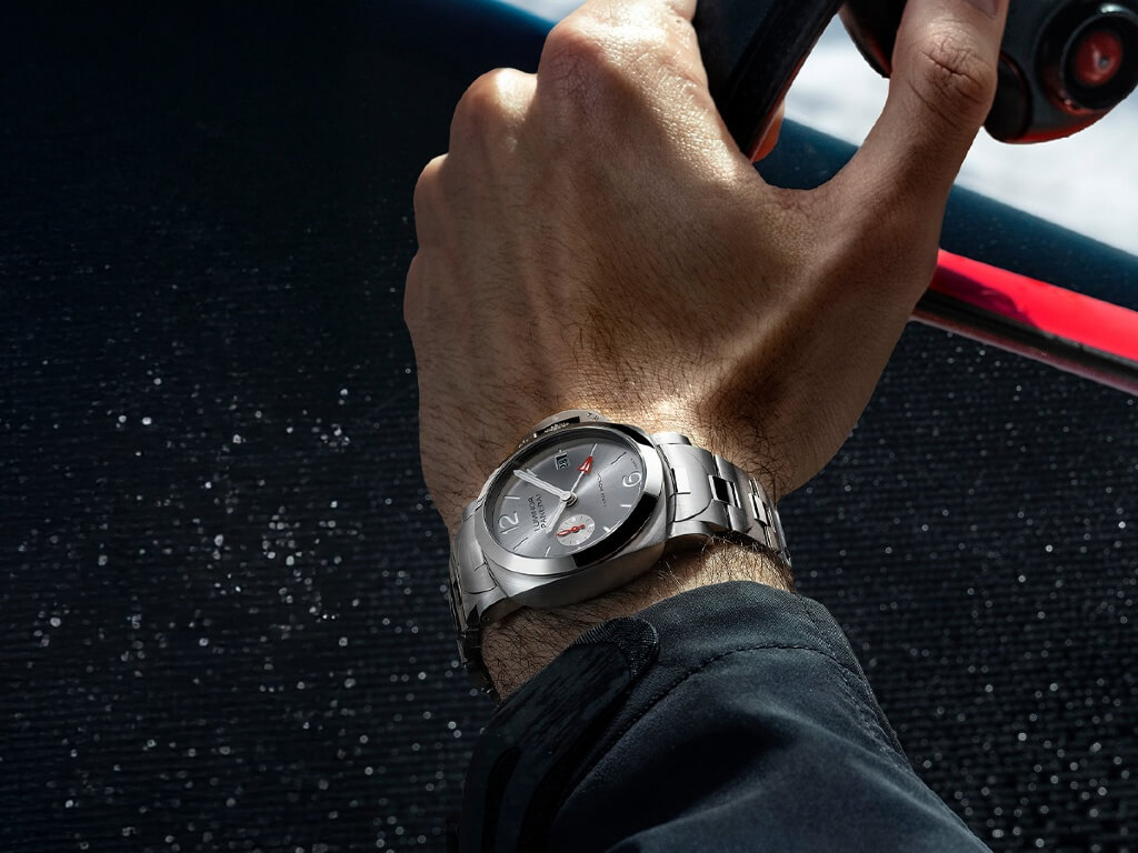 Panerai Luminor Luna Rossa PAM01791 στον καρπό με μεταλλικό μπρασελέ