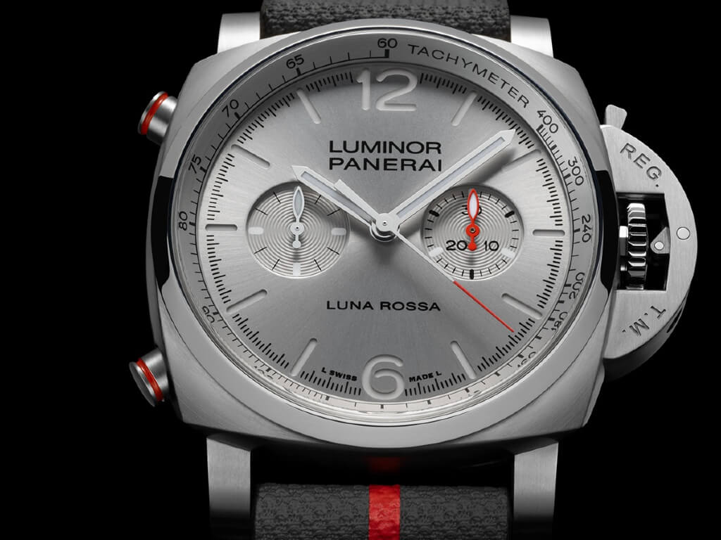 Το Panerai Luminor Luna Rossa Chrono PAM01768 με ασημί καντράν και κόκκινες λεπτομέρειες