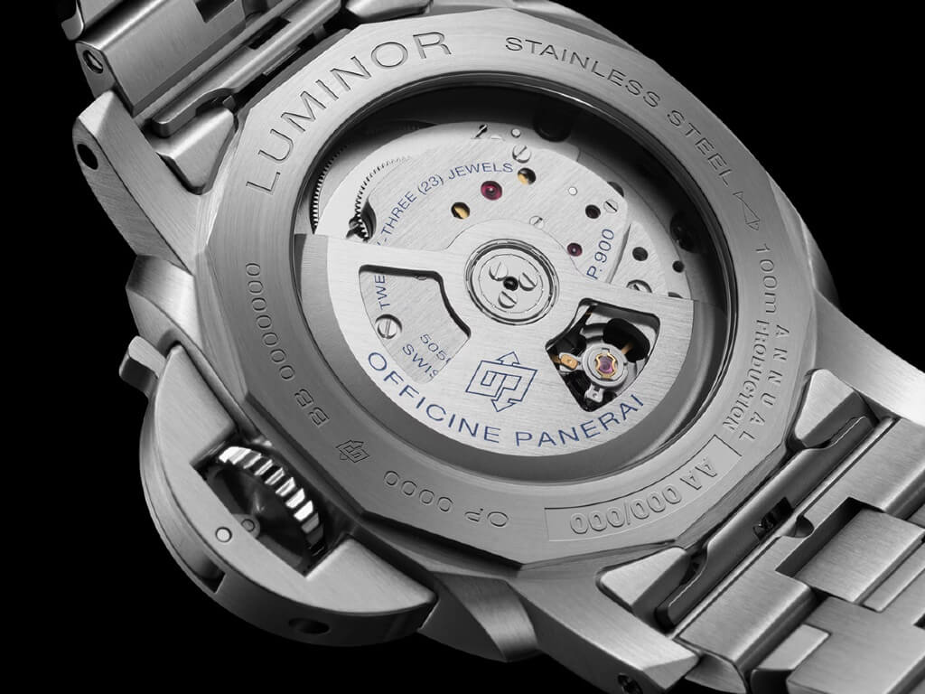 Το πίσω μέρος της κάσας του Panerai Luminor Luna Rossa GMT PAM01791 με τον μηχανισμό P.900/GMT