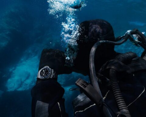 Panerai PAM01756: Το πρώτο Submersible 44mm με μεταλλικό μπρασελέ