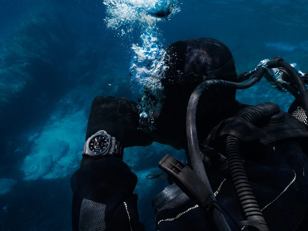 Panerai PAM01756: Το πρώτο Submersible 44mm με μεταλλικό μπρασελέ