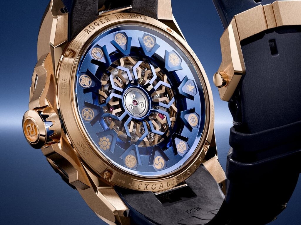 Πίσω όψη του Roger Dubuis Excalibur Kabuto Legacy με τα kamon.