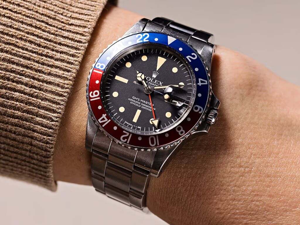 Το Rolex GMTτου πιλότου David Bartell φορεμένο σε καρπό.