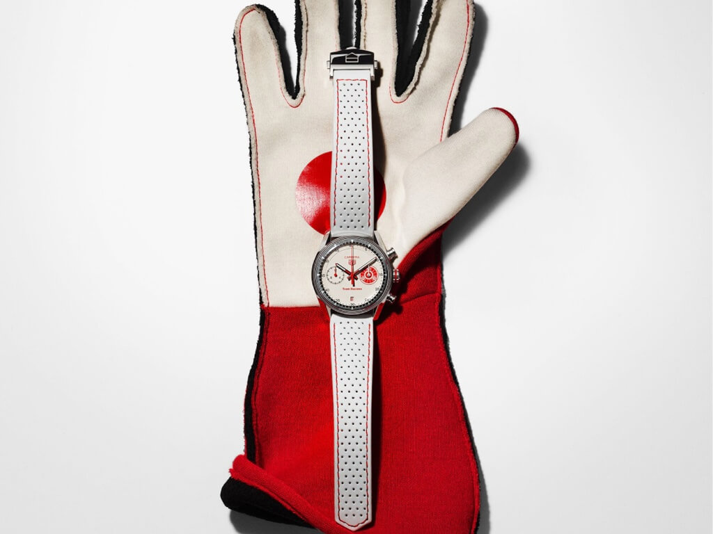 TAG Heuer Carrera Chronograph x Team Ikuzawa με λευκό διάτρητο δερμάτινο λουράκι και κόκκινες ραφές