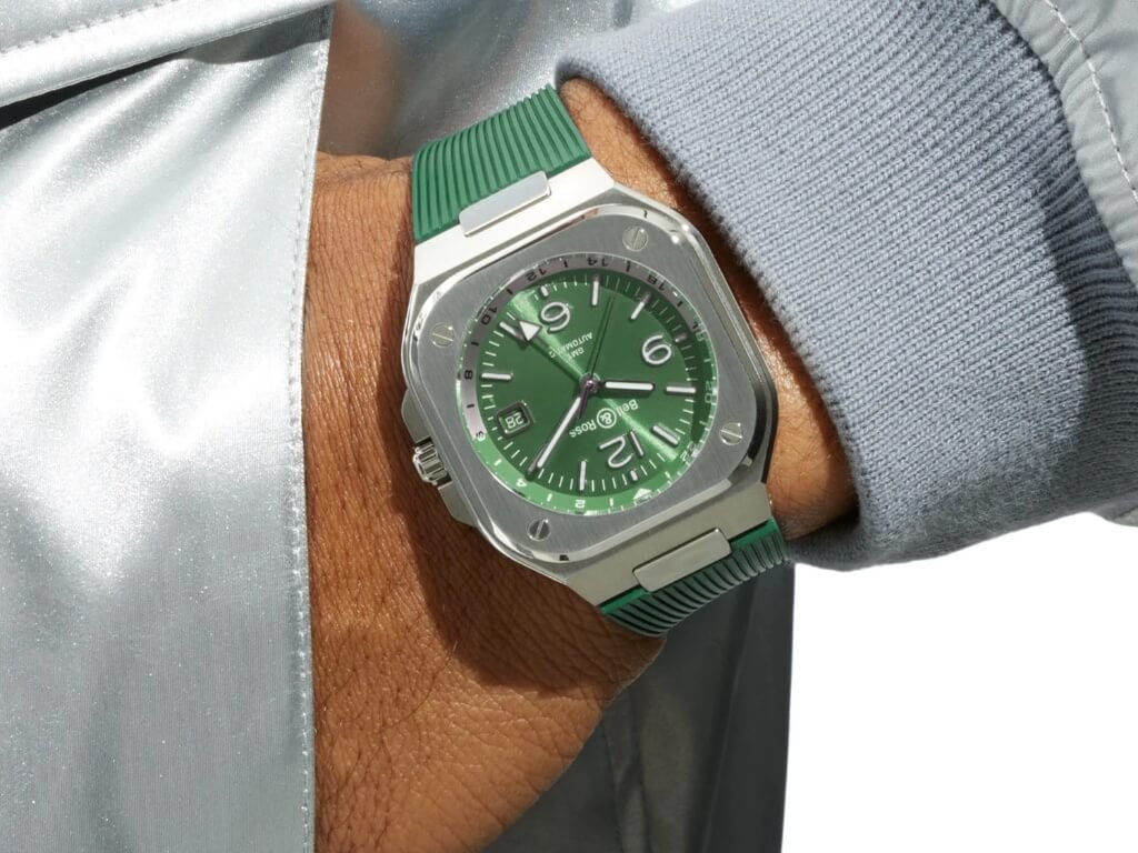 Bell & Ross BR-05 GMT Green Steel με λουράκι φορεμένο στον καρπό