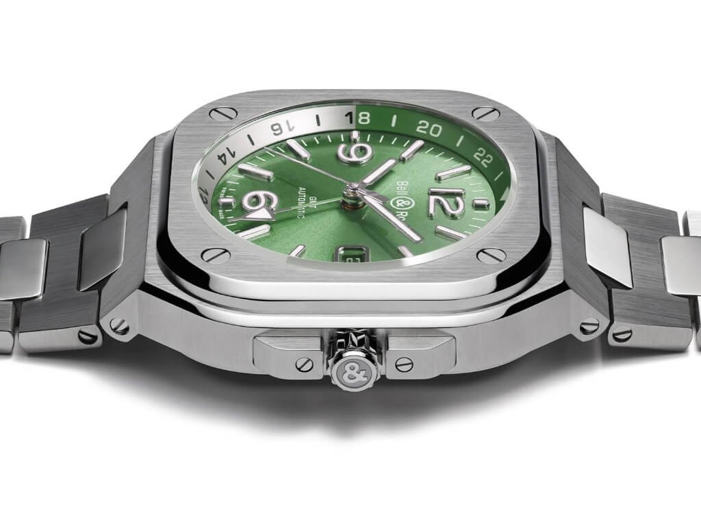 Καντράν sage green του Bell & Ross BR-05 GMT Green Steel με ένδειξη δεύτερης ζώνης ώρας
