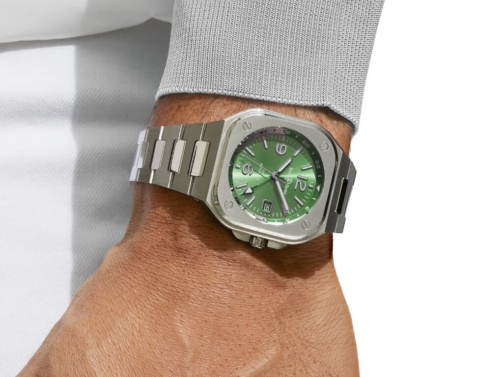 Bell & Ross BR-05 GMT Green Steel με μπρασελε φορεμένο στον καρπό