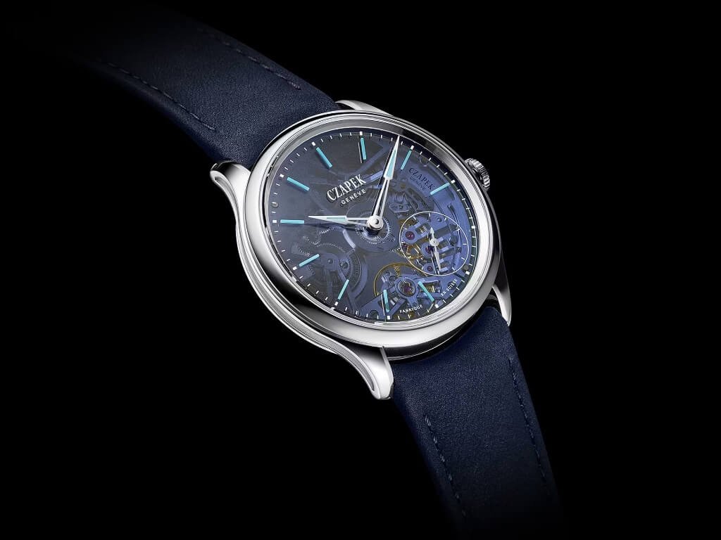Czapek Promenade Transparencies Aqua Blue σε πλάγια όψη με κάσα από ανοξείδωτο ατσάλι