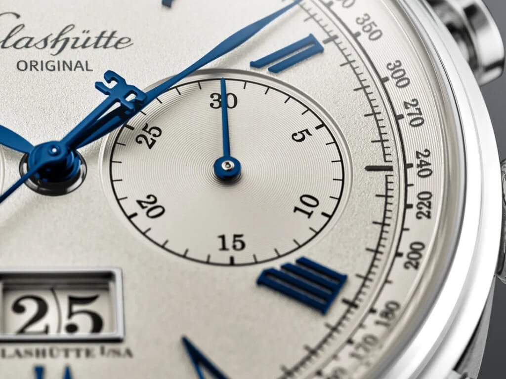 Senator Chronograph 2026 με μπλε ατσάλινους δείκτες και συμμετρικά υποκαντράν