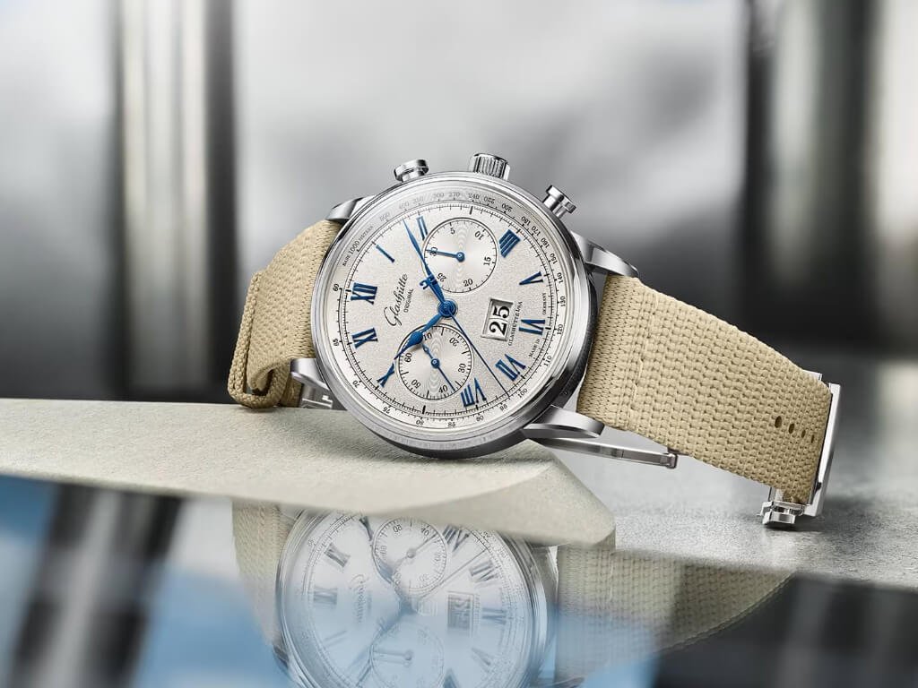 Glashütte Original Senator Chronograph 2026 με ασημόλευκο καντράν και μπλε δείκτες