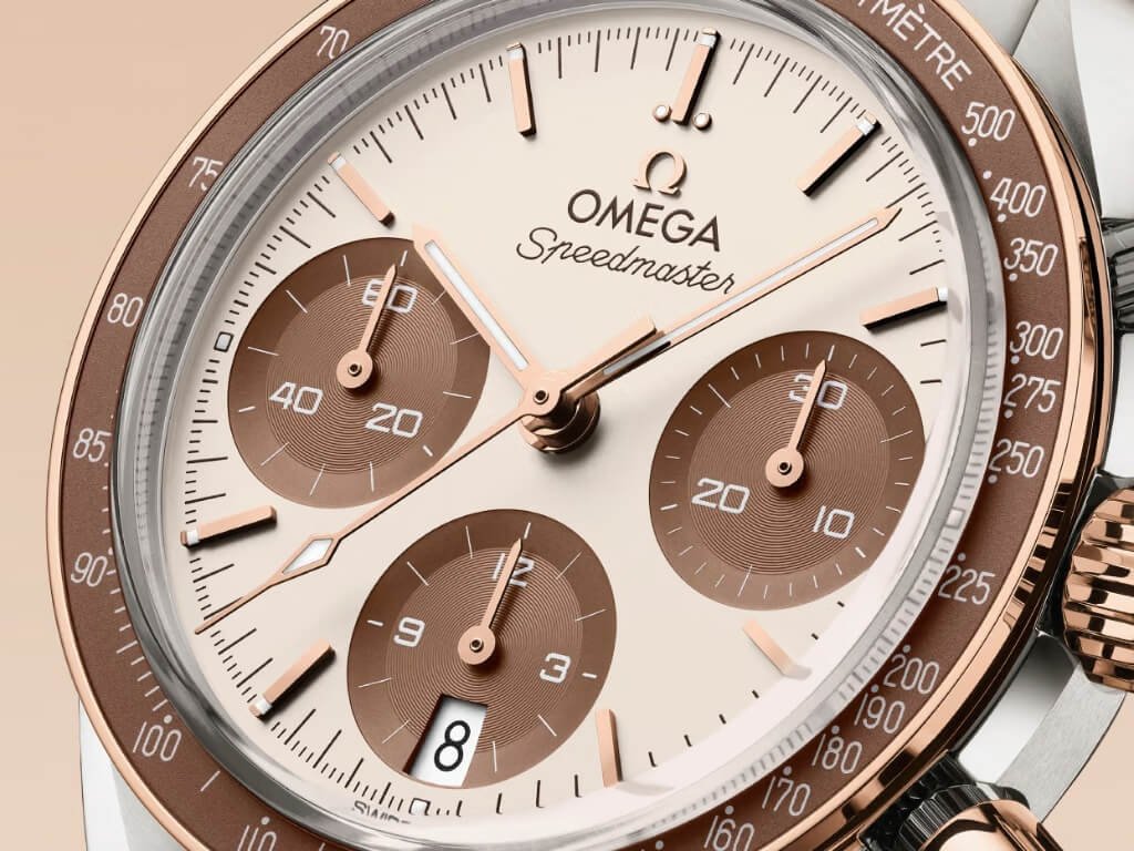OMEGA Speedmaster 38 mm με ιβουάρ καντράν και καφέ υποκαντράν