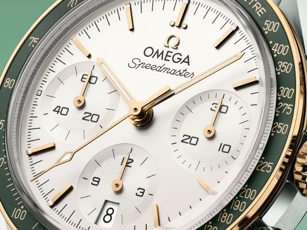 OMEGA Speedmaster 38 mm με ασημί opaline καντράν και Moonshine Gold στεφάνη