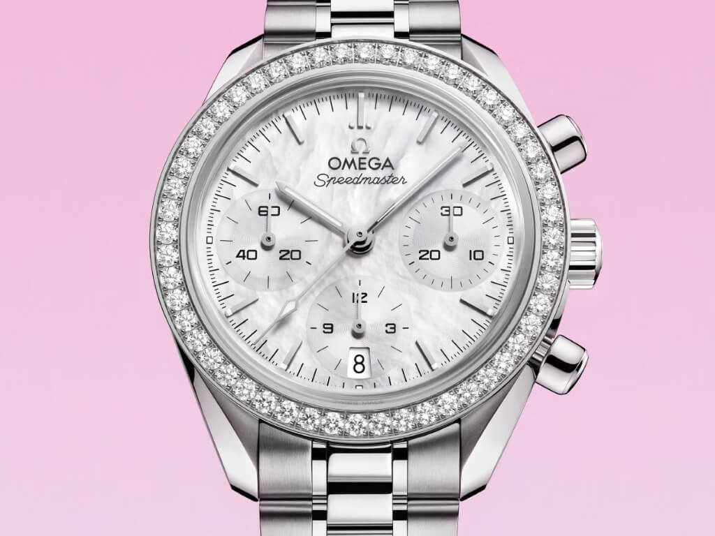 OMEGA Speedmaster 38 mm με λευκό καντράν από φίλντισι και διαμαντένια στεφάνη