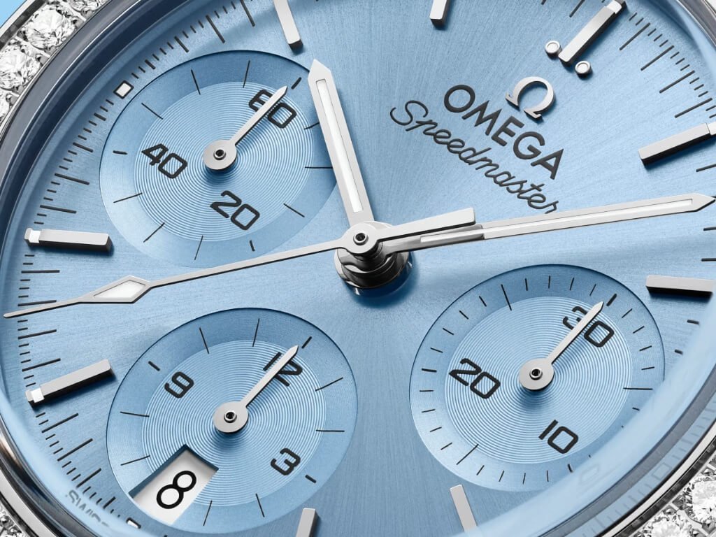 OMEGA Speedmaster 38 mm με 52 διαμάντια στη στεφάνη και μπλε καντράν