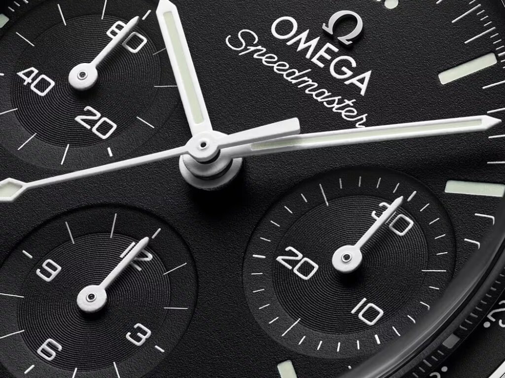 OMEGA Speedmaster 38 mm με μαύρο καντράν και μαύρη στεφάνη