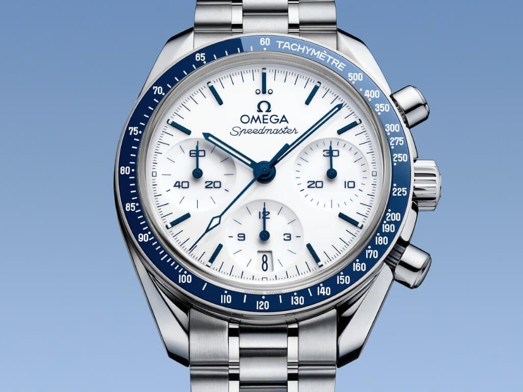OMEGA Speedmaster 38 mm λευκό καντράν με μπλε λεπτομέρειες και ατσάλινο μπρασελέ