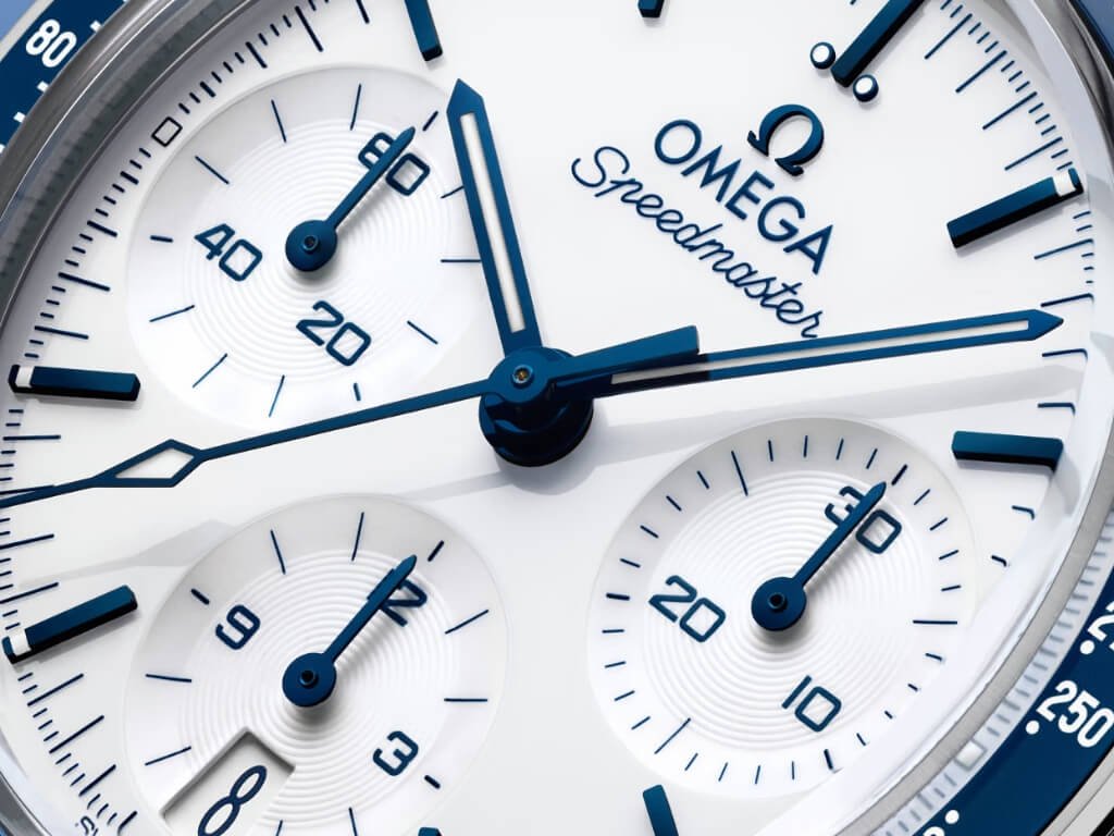OMEGA Speedmaster 38 mm με λευκό καντράν και μπλε κεραμική στεφάνη