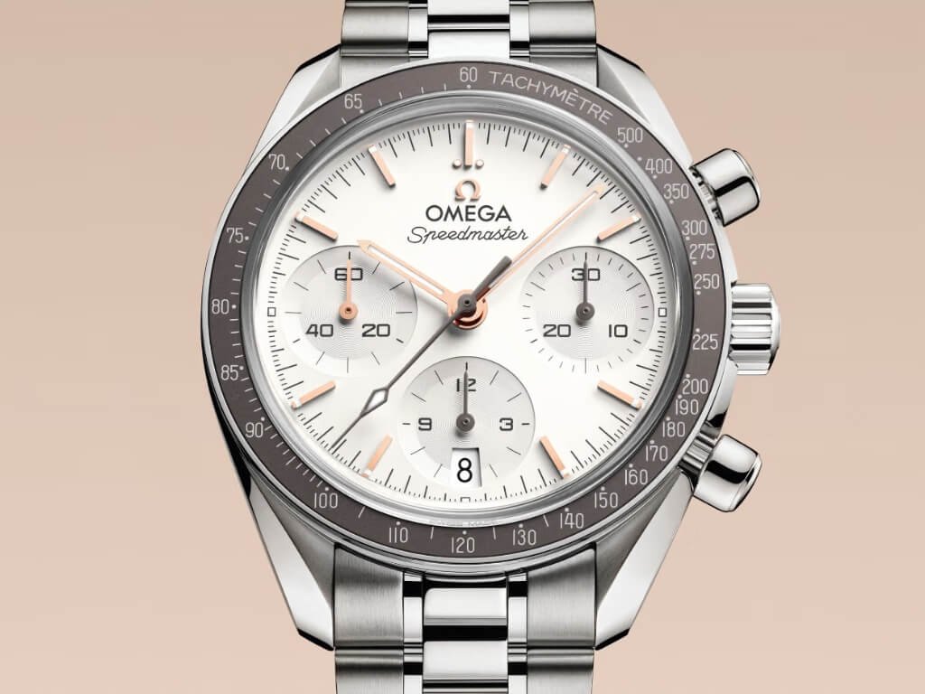OMEGA Speedmaster 38 mm με ασημί opaline καντράν και γκρι στεφάνη