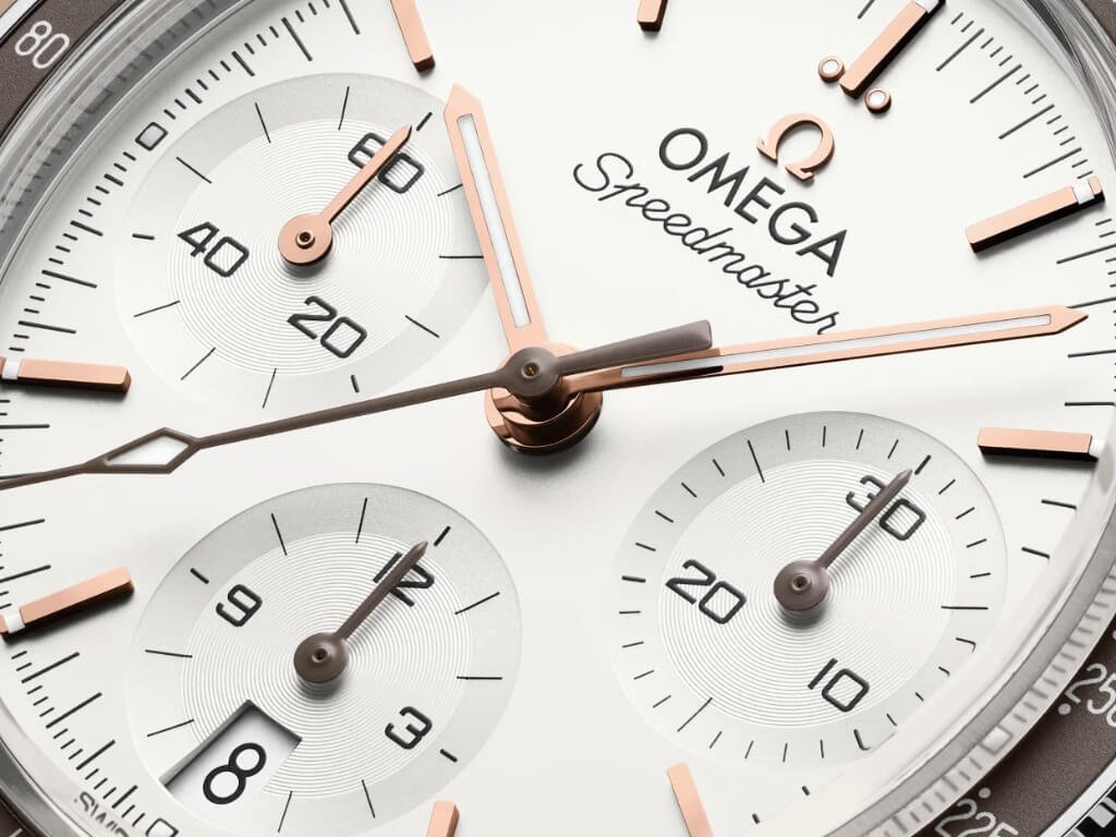 OMEGA Speedmaster 38 mm με ασημί καντράν και δείκτες Sedna Gold PVD