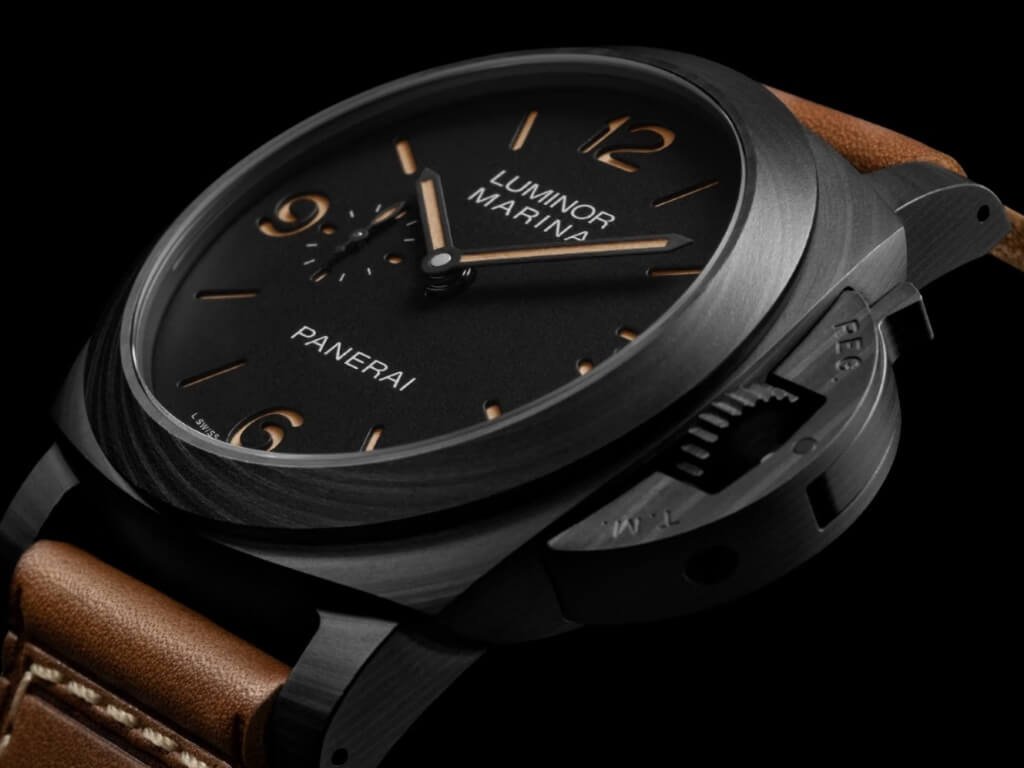Κοντινή άποψη της κάσας Carbotech του Panerai Luminor Marina PAM01707