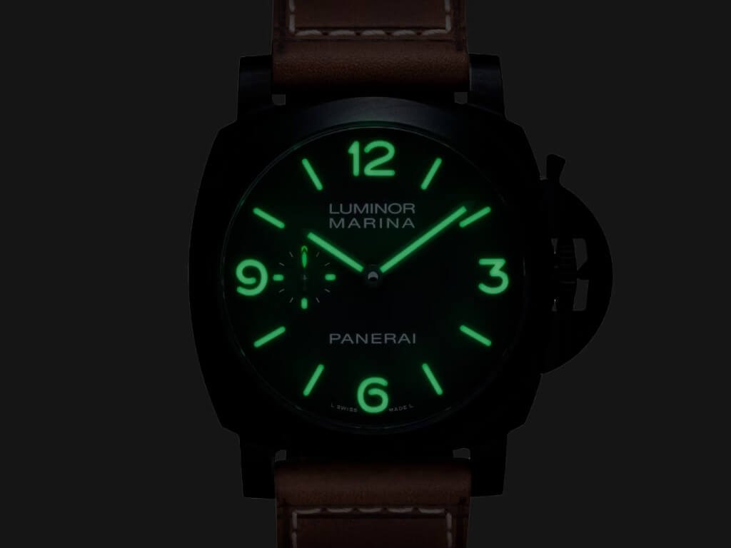 Το φωσφορίζον καντράν του Panerai Luminor Marina PAM01707 στο σκοτάδι