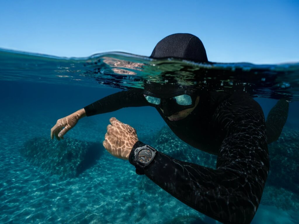 Panerai Luminor Marina PAM01707 φορεμένο στον καρπό μέσα στο νερό