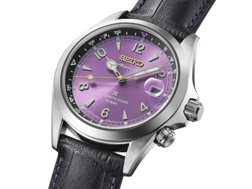 Πλάγια όψη του Seiko Prospex Alpinist HBC006 με δερμάτινο λουράκι και μωβ καντράν