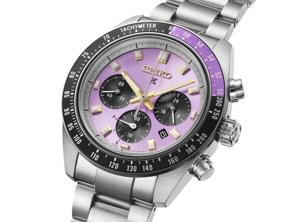 Κοντινό στο μωβ καντράν του Seiko Speedtimer Solar Chronograph HBJ005