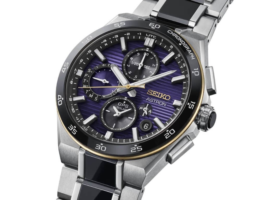 Κοντινή λήψη του Seiko Astron HAB011 με μωβ καντράν